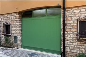 Dopo dell'intervento - Modello Classic-V</br>Non Debordante, Verniciata Verde RAL 6021, Sopra a luce a vetri con apertura a Wasistas, zona forata 10x10 e Automazione